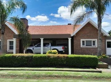 Casa · 171m² · 4 Ambientes · 2 Cocheras · Casa en Chascomus