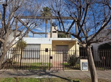 Casa · 90m² · 2 Ambientes · 1 Cochera · Casa en Alquiler 2 Amb