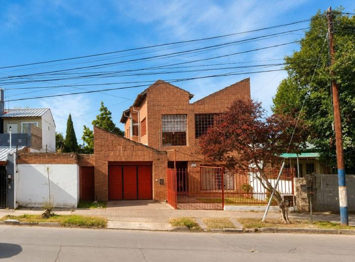 Casa · 142m² · 7 Ambientes · 1 Cochera