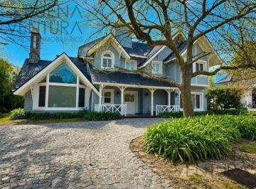 Casa · 399m² · 4 Dormitorios · Casa en Abril Club de Campo
