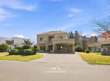Casa de 7 ambientes, Ezeiza · Imponente Casa de 440 m² en 3 Niveles, 5 Habitaciones en Suite y Piscina Climatizada en Terralagos.