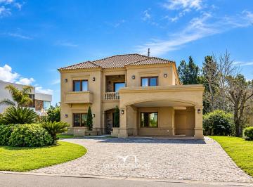 Casa de 7 ambientes, Ezeiza · Imponente Casa de 440 m² en 3 Niveles, 5 Habitaciones en Suite y Piscina Climatizada en Terralagos.