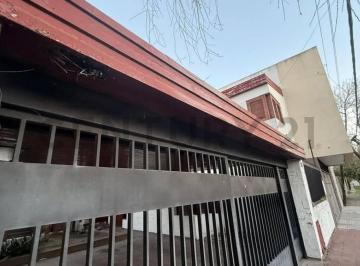 Casa · 240m² · 7 Ambientes · 2 Cocheras · Casa a La Venta de 4 Dorm., en La Plata, Provincia Buenos Aires