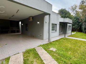 Casa · 101m² · 4 Ambientes · 1 Cochera · Casa en Alquiler 4 Ambientes en El Carmencito