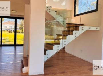 Casa · 280m² · 4 Dormitorios · 2 Cocheras · Casa en Saint Thomas en Alquiler