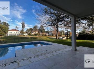 Casa · 280m² · 4 Dormitorios · 2 Cocheras · Casa en Saint Thomas