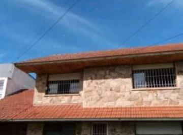 Casa · 140m² · 4 Dormitorios · 1 Cochera · Venta Chalet 5 Ambientes, con Garage y Patio. Apto Crédito Av Tejedor 1300