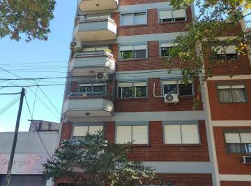 Departamento · 54m² · 3 Ambientes · 1 Cochera · Alquiler 3 Ambientes. Frente C/ Balcon. Luminoso. Cochera. m. Castro. Calderon de La Barca Al 1800