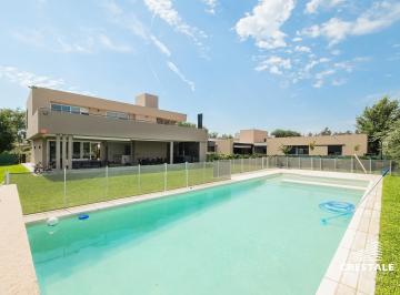 Casa · 450m² · 6 Ambientes · 2 Cocheras · Venta - Casa 4 Dorm. en Barrio Cerrado - Aguadas, Funes.