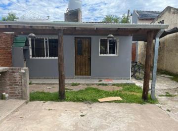 Casa de 3 ambientes, Esteban Echeverría · Casa en Alquiler con Parrilla en El Centro de Canning