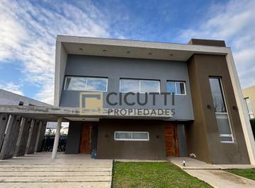 Casa · 219m² · 4 Ambientes · 2 Cocheras · Casa en Alquiler en Terralagos
