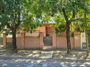 Casa · 154m² · 5 Ambientes · 5 Cocheras · Casa en Venta en Troncos del Talar de 3 Dorm.