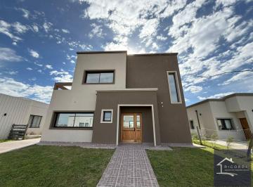 Casa · 196m² · 6 Ambientes · 2 Cocheras · Casa en Venta en Barrio Privado San Pablo.