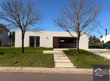 Casa · 131m² · 4 Ambientes · 1 Cochera · Casa en Venta Barrio San Sebastián Área 1