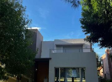 Casa de 8 ambientes, Neuquén · Casa de Nivel Ejecutivo Frente a Cancha de Golf – Rincón Club de Campo