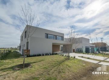 Casa · 296m² · 8 Ambientes · 2 Cocheras · Venta / Permuta - Casa 4 Dorm. en Barrio Privado - Vida Club de Campo, Funes.