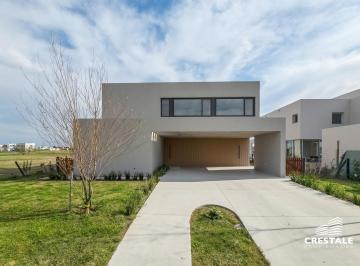 Casa · 296m² · 8 Ambientes · 2 Cocheras · Venta / Permuta - Casa 4 Dorm. en Barrio Privado - Vida Club de Campo, Funes.