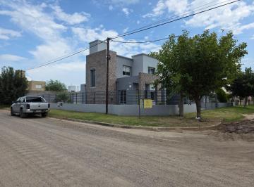 Foto · Casa Esquina de Dos Plantas con Pileta en Tirolesa