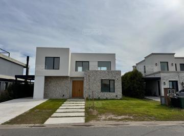 Casa · 198m² · 5 Ambientes · 2 Cocheras · Casa en Venta en Acacias, Puertos, Escobar