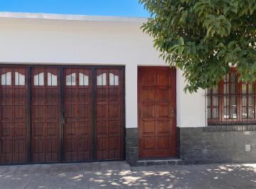 Casa · 196m² · 4 Ambientes · 2 Cocheras · Casa en Zona Centro