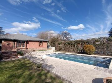 Casa · 809m² · 4 Dormitorios · Exclusiva Casa en Villa Carlos Paz de 4 Dor. C/ Cochera y Pileta!