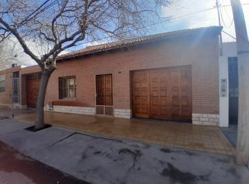 Casa · 205m² · 8 Ambientes · 2 Cocheras · Casa 5 Dorm, 2 Baños. 300 m Terreno. Capital