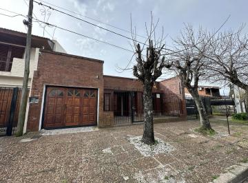 Casa · 213m² · 6 Ambientes · 1 Cochera · Casa en Venta de 6 Ambientes. Patio con Pileta, Galería y Parrilla. Lavadero. Centro Campana