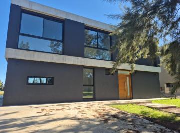 Casa · 256m² · 7 Ambientes · 2 Cocheras · Aguas Privadas El Naudir