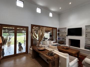 Casa · 220m² · 5 Ambientes · 3 Cocheras · Alquiler Anual Casa Santa Barbara