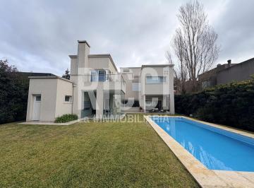 Casa · 233m² · 3 Dormitorios · 2 Cocheras · Casa en Venta en Fincas de Iraola Dos