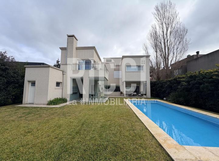 Casa · 233m² · 3 Dormitorios · 2 Cocheras