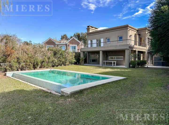 Casa · 240m² · 7 Ambientes · 1 Cochera