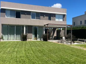 Casa · 187m² · 5 Ambientes · 3 Cocheras · Venta de Casa 5 Ambientes en El Barrio El Rocio, Canning