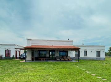 Casa · 181m² · 4 Ambientes · 2 Cocheras · Casa en Alquiler de 4 Ambientes en Haras El Malacate, Exaltación de La Cruz
