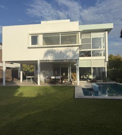 Casa · 690m² · 5 Ambientes · 1 Cochera