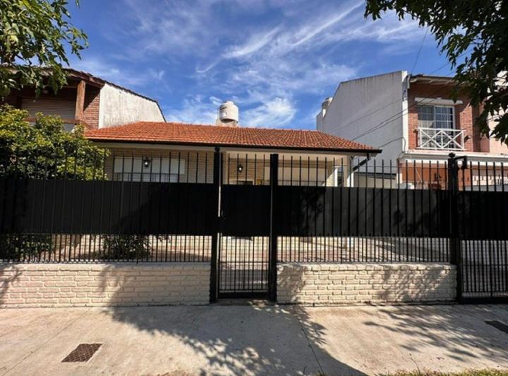 Casa · 90m² · 3 Ambientes · 2 Cocheras