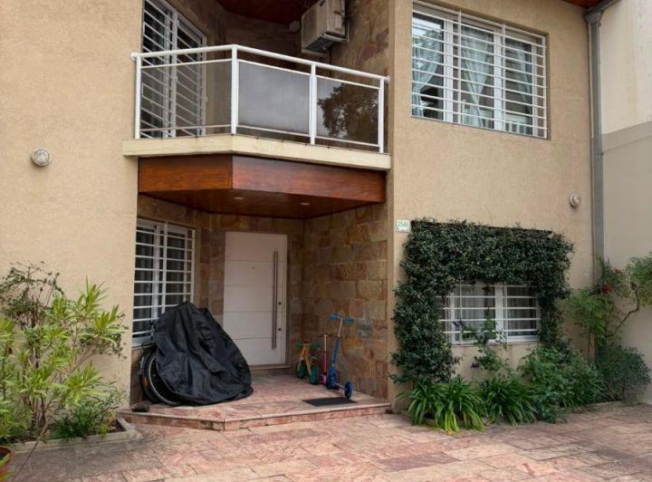 Casa · 220m² · 5 Ambientes · 2 Cocheras