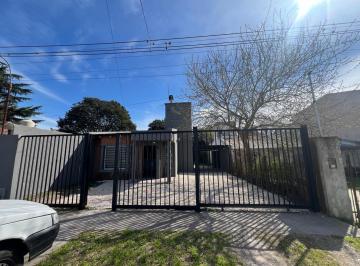 Casa · 400m² · 4 Ambientes · 1 Cochera · Casa en Alquiler con Gran Parque - 3 Dorm.