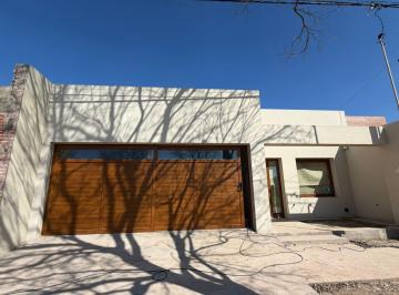 Casa · 140m² · 4 Ambientes · 2 Cocheras · Casa en Venta.