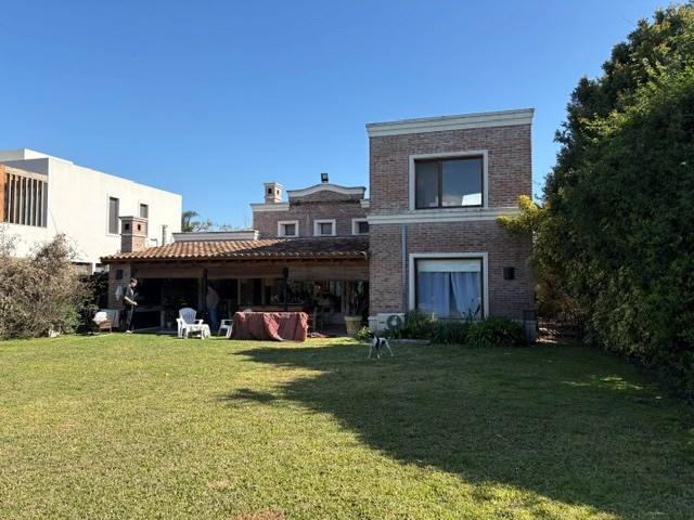 Casa · 250m² · 6 Ambientes · 2 Cocheras