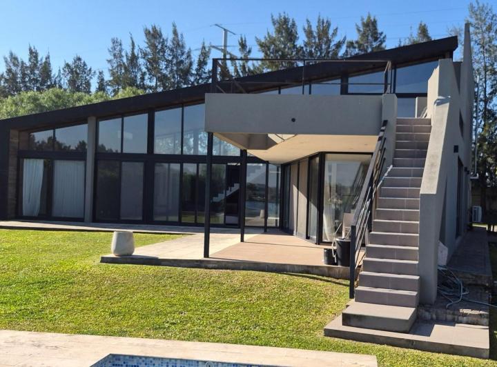 Casa · 350m² · 4 Ambientes · 2 Cocheras