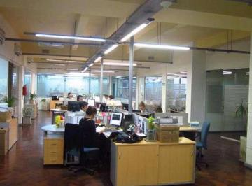 Oficina comercial · 437m² · 2 Cocheras · Oficina Totalmente Equipada y Amoblada en Planta Baja, Ideal Para Atención Al Público.