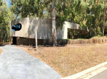 Casa · 238m² · 5 Ambientes · Casa de Vanguardia, Arquitectura Estilo Orgánica Materializada en Hormigón, Ubicada en Las Prunas