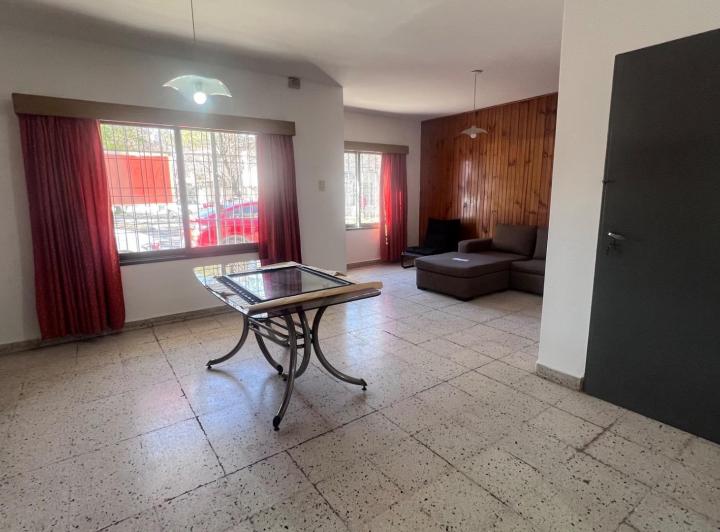 Casa · 230m² · 4 Ambientes · 1 Cochera