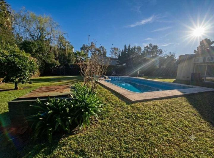Casa · 220m² · 6 Ambientes · 1 Cochera