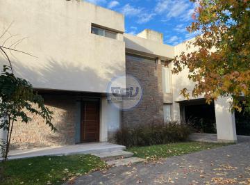 Casa · 280m² · 5 Ambientes · 1 Cochera · Casa en El Rocio