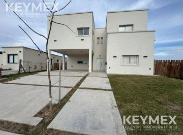 Casa · 236m² · 6 Ambientes · 4 Cocheras · Venta de Casa 6 Ambientes en Santa Lucia, Pilar del Este