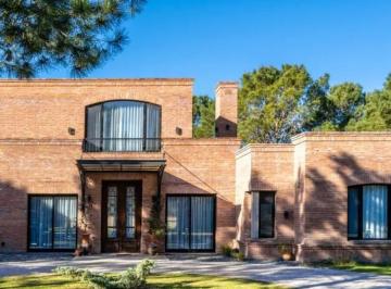 Casa · 260m² · 5 Ambientes · 1 Cochera · Casa Cancha de Polo La Herradura Pinamar