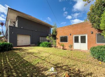 Casa · 239m² · 5 Ambientes · 2 Cocheras · Venta - Casa 5 Ambientes - Parrilla Parque Garage y Quincho - Apto Credito - Barrio Santa Mónica
