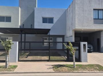 Casa · 125m² · 4 Ambientes · 1 Cochera · Excelente Duplex en Prados de Manantiales!